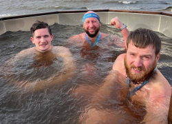 Более сотни «моржей» нырнули в реку во время волгоградского урагана  