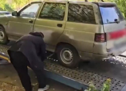 Припаркованные на тротуаре машины и мотоциклы эвакуировали под Волгоградом 