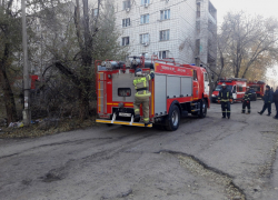 В Волжском загорелись балконы многоэтажки: есть пострадавший
