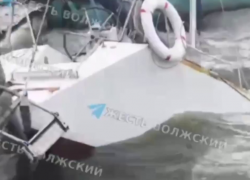 Шикарная яхта утонула во время урагана под Волгоградом
