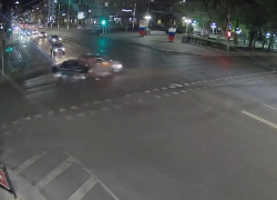 Жесткая встреча «Волги» и Lada Largus на "проклятом" перекрестке в Волгограде  попала на видео