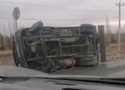 Грузовик с хлебом опрокинулся на трассе в Волгограде