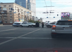 Две иномарки не разъехались на перекрестке в Волгограде и собрали пробку