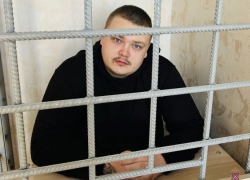 С пачкой пятитысячных задержали в автосалоне помощника обиравших волгоградцев телефонных мошенников