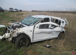Renault перевернулся на волгоградской трассе: 2 человека погибли, 2 в больнице