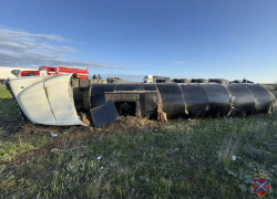 Грузовик вышибла с трассы вылетевшая на встречку легковушка под Волгоградом