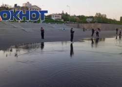 Мощный разлив Волги продолжает топить набережную в Волгограде: видео 