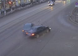 На видео попала «Лада Приора», протаранившая у «торгушки» в Волгограде такси