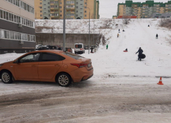 В Волгограде под машину попала скатившаяся с горки на тюбинге женщина 
