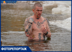 С двумя крестами и Губкой Бобом: эмоциональный фоторепортаж Крещенских купаний в Волгограде