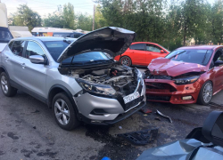 Машины "всмятку", виновник скрылся: массовое ДТП в Волгограде попало на видео