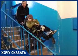 Маму ребенка с ДЦП оштрафовали за оставленное в подъезде инвалидное кресло 