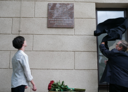 Мемориальная доска появилась на фасаде НЭТа в Волгограде