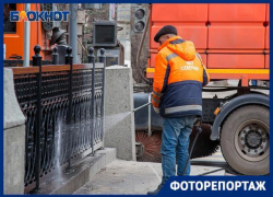 Волгоградский фотограф запечатлел, как моют ограду на проспекте Ленина