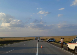 Спасатели извлекли тела: подробности гибели троих на трассе под Камышином