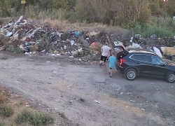 Труп собаки выбросили на свалку мужчина с ребенком в Волгограде