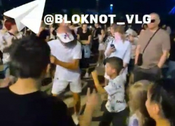 Танцующий дедушка в Волгограде зажег толпу под хит Benny Benassi