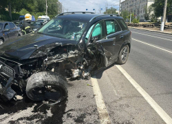 Mercedes влетел в бетонную стену в центре Волгограда: видео