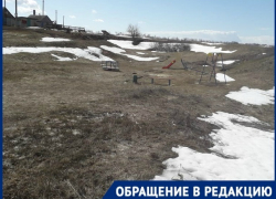 Щедрые чиновники установили детям только одну горку и одни качели на весь хутор в Урюпинском районе