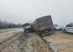 20-летний волгоградец погиб в размазанной о КамАЗ иномарке: жуткое видео с места