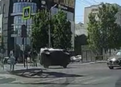 В Волгограде сняли на видео аварию с «перевертышем» на перекрестке 