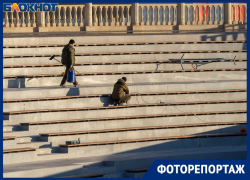 Два мужика и «колышки»: в Волгограде спасают треснувший амфитеатр 