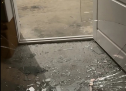 Подростки на тележке из супермаркета разбили дверь в историческом доме в центре Волгограда