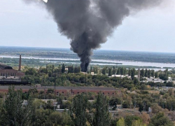 Мощный столб дыма напугал волгоградцев 