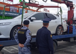 Волгоградские приставы арестовали 8 машин на три миллиона рублей во время «облавы» у "Мармелада"