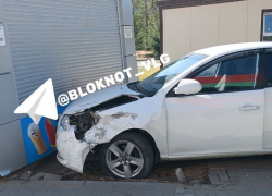 Автомобиль «влетел» в киоск с мороженым в Волгограде 