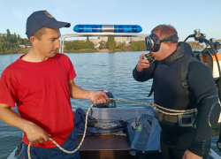 Утонувшую женщину ищут водолазы под Волгоградом 