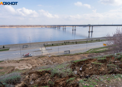 Размытый мегаливнем склон изучили чиновники в центре Волгограда 