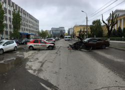 Пьяный водитель Toyota Camry на встречке протаранил такси в центре Волгограда: есть пострадавшие