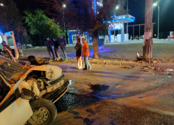 Водителя «Гранты» заблокировало в автомобиле после ДТП со столбом на севере Волгограда 