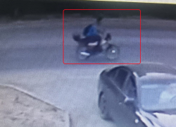 Школьницу снес мопед и скрылся в Волгограде: видео 