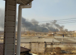 Ветер осложняет тушение: крупный пожар в Дзержинском районе Волгограда