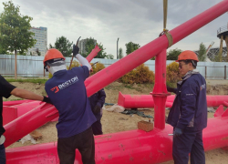 Инженеры из Китая монтируют чудо техники в центре Волгограда