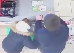 Гору продуктов нагло украла семья волгоградских зумеров и попала на видео