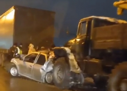 В Волгограде иномарку расплющило между грузовиками: видео с места ДТП