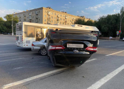 Дорогая иномарка перевернулась в центре Волгограда
