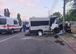 Мужчина в реанимации: пострадавших в смертельном ДТП с микроавтобусом спасают в Волгограде