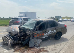 Такси «Ситимобил» под Волгоградом лоб в лоб столкнулся с грузовиком, гружённым тротуарной плиткой