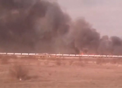 Крупный пожар на фоне поезда в Волгоградской области попал на видео