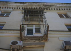 Балкон рухнул в жилом доме в Волгограде: травмы получила женщина