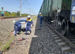Два человека погибли в столкновении авто с поездом в Волгоградской области