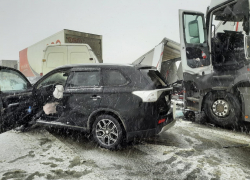Десять машин столкнулись на трассе в Волгоградской области: видео