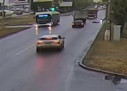 Грузовик переехал 22-летнего волгоградца на электровелосипеде - шок-видео