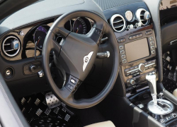Злостный должник приехал в торговый центр за покупками и лишился Bentley в Волгограде