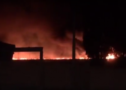 На видео попал сильный ночной пожар на севере Волгограда