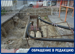 «Идем по ржавой сетке»: волгоградцы пожаловались на брошенную концессиями опасную яму 